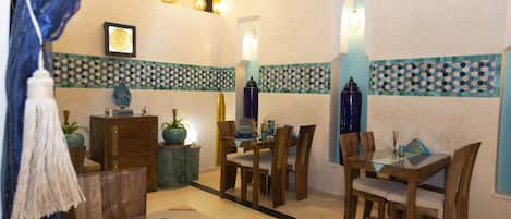 Habitación doble Deluxe, baño en la habitación (Chambre Anis) | Restaurantes