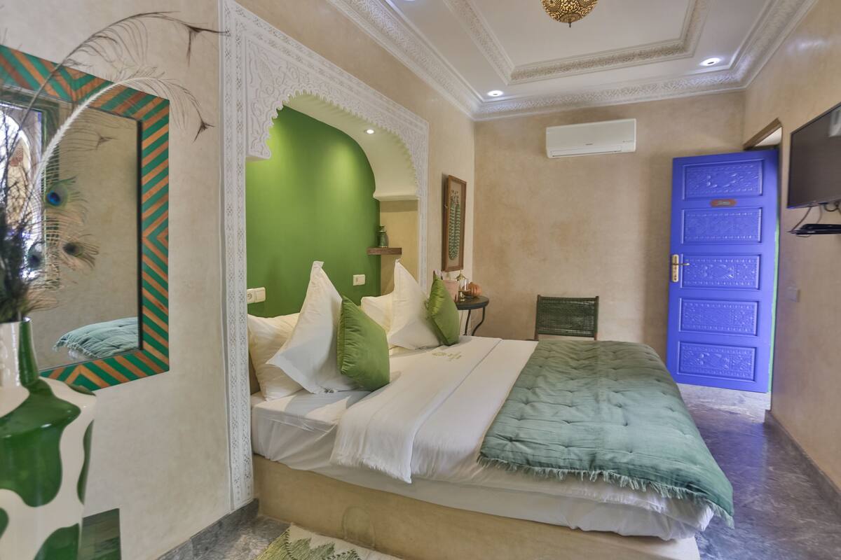 Deluxe Double Room, Ensuite (Chambre Anis) | Frette Italian sheets, premium bedding, down comforters