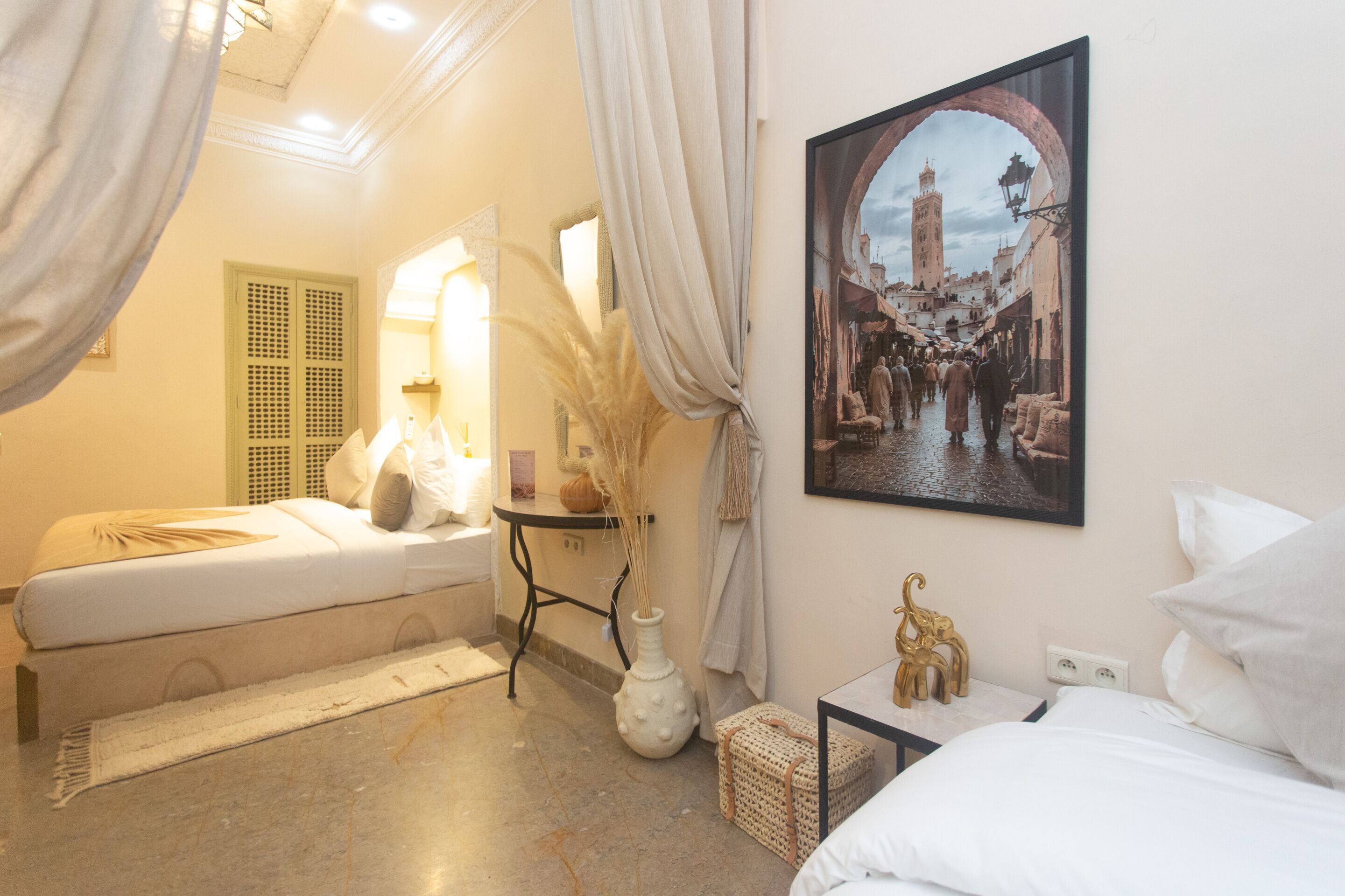 Chambre Triple Premium, salle de bains attenante, vue cour intérieure (Chambre Miel)