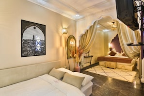 Quarto quádruplo luxo, suíte (Chambre Lilas) | Lençóis italianos Frette, roupas de cama premium, edredons de pluma
