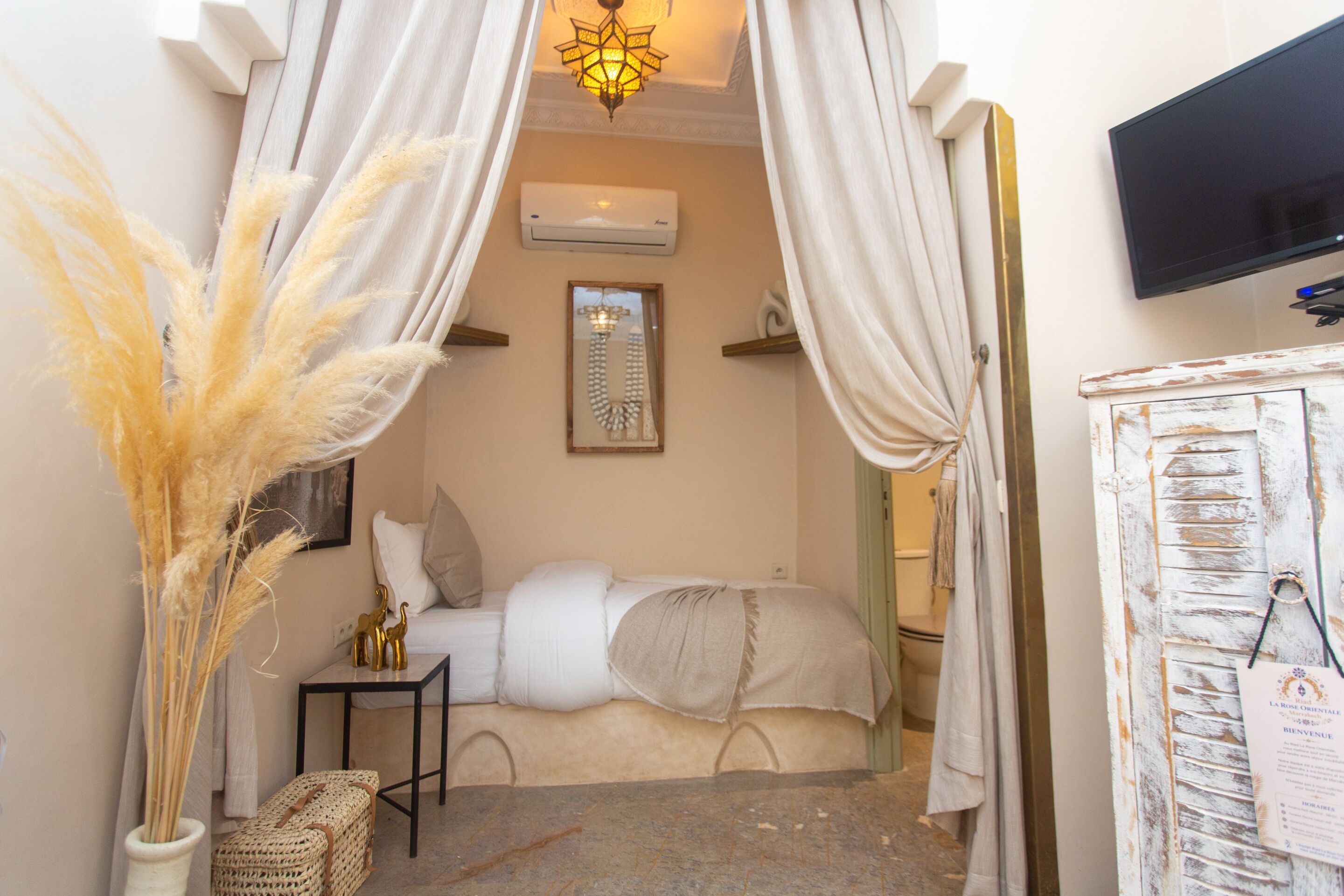 Quarto triplo premium, suíte, vista para o pátio (Chambre Miel) | Lençóis italianos Frette, roupas de cama premium, edredons de pluma