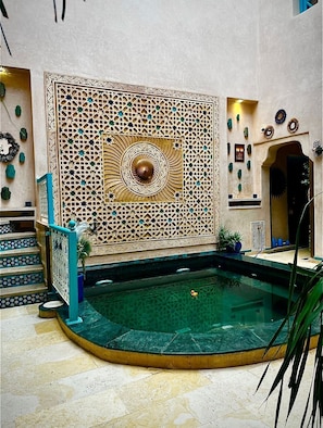 A pool area with a decorative wall, a staircase, and a small fountain. - Riad La Rose Orientale Marrakech (Marrakech)