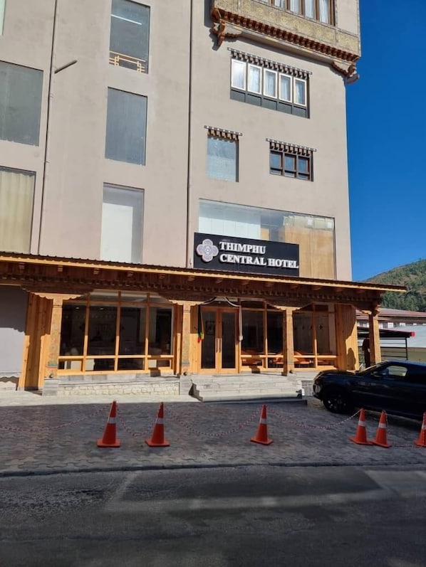 Un edificio con un cartel que dice "Thimphu Central Hotel".