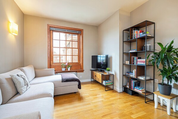 公寓 (1 Bedroom) | 起居区 | 32-英寸电视（配备数码频��道）