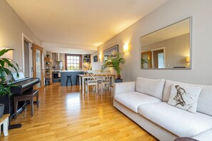 Apartamento (1 Bedroom) | Área de estar | TV 32 polegadas com canais digitais