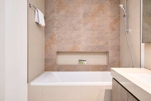 Sèche-cheveux, bidet, serviettes fournies, savon