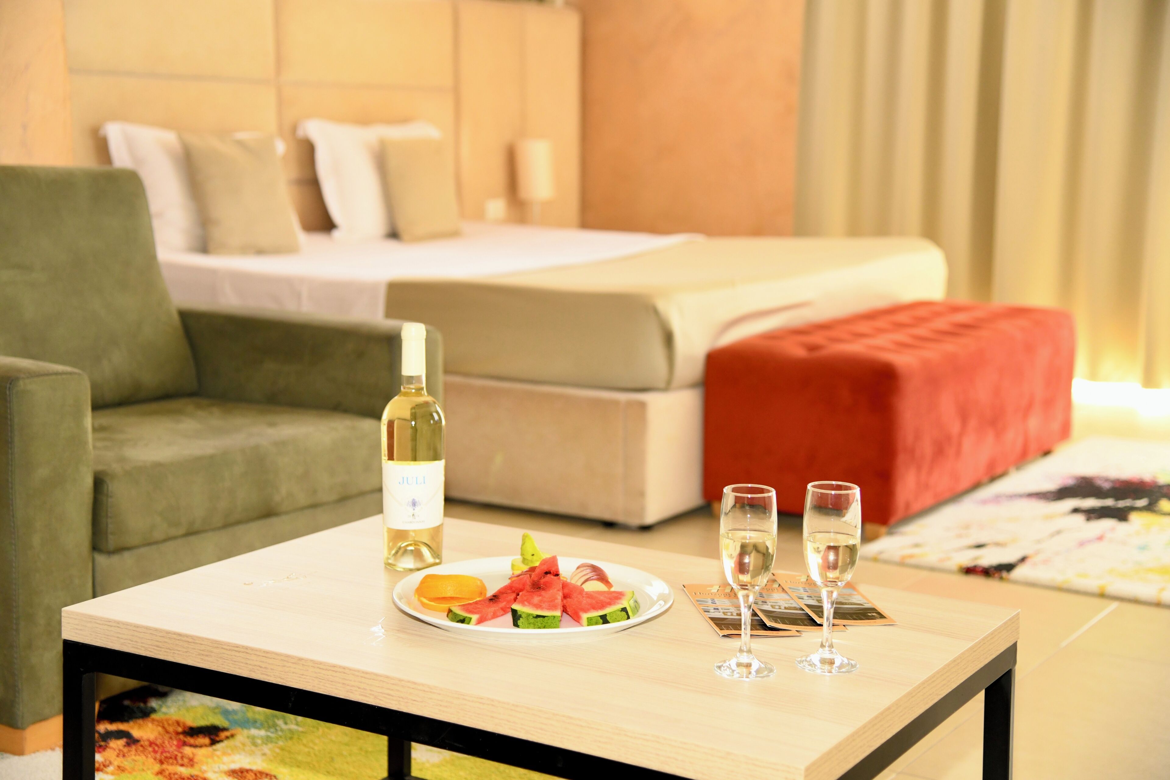 Suite, 1 cama King size, vista a la playa | Minibar, escritorio, cortinas blackout y tabla de planchar con plancha 