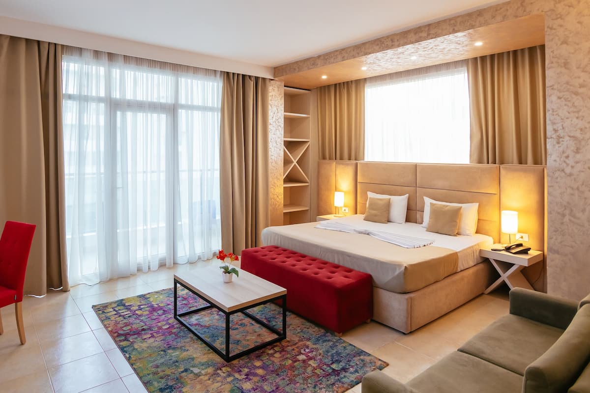 Phòng Suite, 1 giường cỡ king, quang cảnh bãi biển | 1 phòng ngủ, minibar, bàn, màn/rèm cản sáng