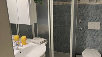 Douche, sĂšche-cheveux, serviettes fournies, papier toilette