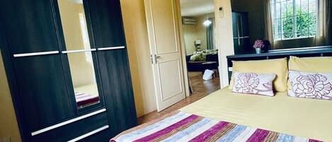 4 slaapkamers, een strijkplank/strijkijzer, wifi, beddengoed