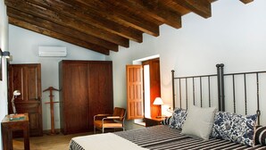 A bedroom with a bed, a chair, a desk, and a wardrobe. - La Casa del Vino (Fermoselle)