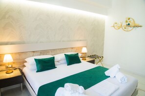 Habitación doble Deluxe | Caja de seguridad en la habitación y escritorio 