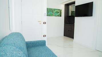 Family Quadruple Room | In-room safe, desk, laptop workspace, soundproofing