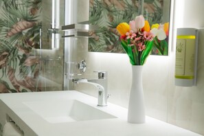 Habitación doble Deluxe | Baño | Regadera, regadera tipo lluvia, secadora de cabello, bidet 