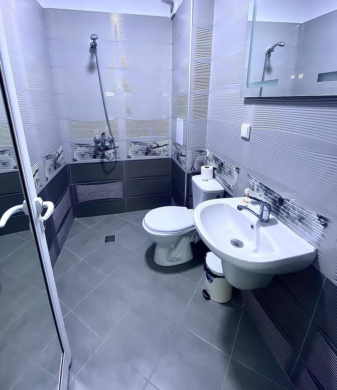 Business Single Room | Bathroom | Shower, towels, soap, shampoo