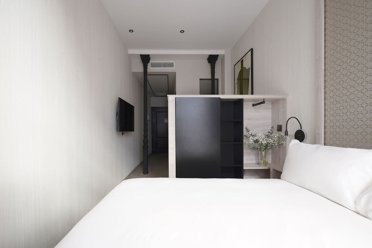 Ropa de cama de alta calidad y caja de seguridad en la habitación