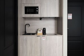 Standard Studio with Kitchenette | Private kitchen | Fridge, microwave, oven, stovetop