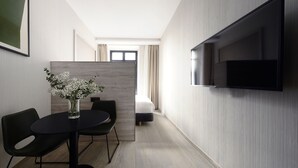 Medium Studio with Kitchenette and Balcony | Sengetøy av topp kvalitet, safe på rommet og skrivebord for bærbar PC