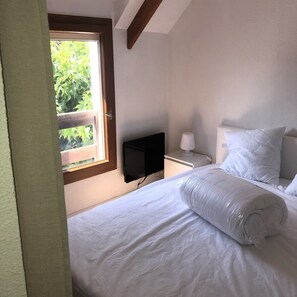 2 bedrooms, iron/ironing board, free WiFi