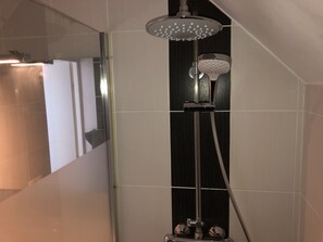 Douche, sèche-cheveux