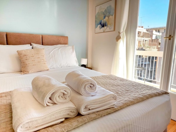 4 bedrooms, desk, iron/ironing board, WiFi