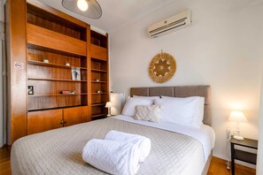 4 bedrooms, desk, iron/ironing board, WiFi - Exarchia Urban Art Retreat. The most intersting neighborhood in Athens (Athina)