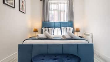 1 slaapkamer, een bureau, een strijkplank/strijkijzer, wifi