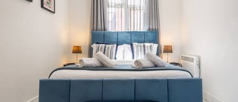 1 slaapkamer, een bureau, een strijkplank/strijkijzer, wifi