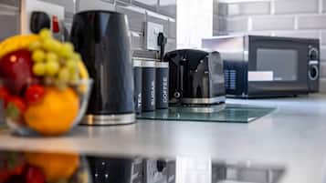 Jääkaappi, mikroaaltouuni, uuni, liesi