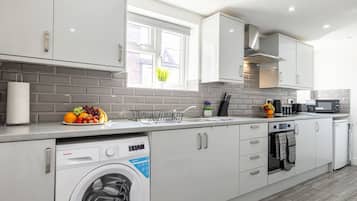 Een koelkast, een microgolfoven, een oven, een kookplaat