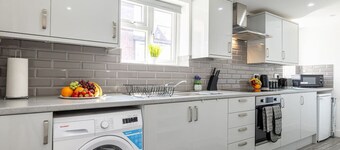 Always Booked! Large Mood Lit Flat SmartTv Parking