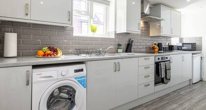 Always Booked! Large Mood Lit Flat SmartTv Parking