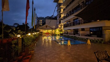 Una piscina cubierta, una piscina al aire libre