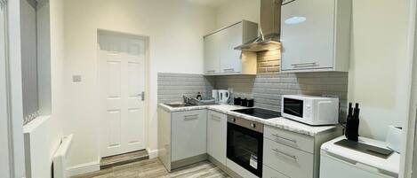 Jääkaappi, mikroaaltouuni, uuni, liesi