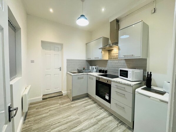 Køleskab, mikrobølgeovn, ovn, kogeplade