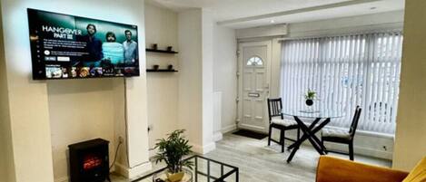 Una televisión, una chimenea