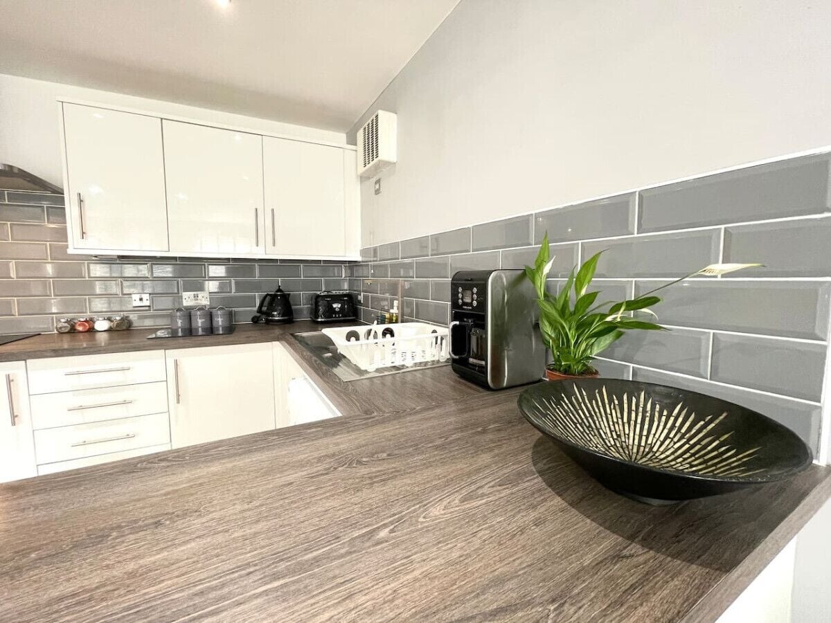 Fridge, microwave, oven, coffee/tea maker