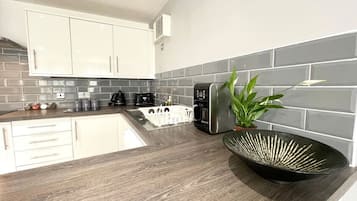 Een koelkast, een magnetron, een oven, een koffiezetapparaat/waterkoker