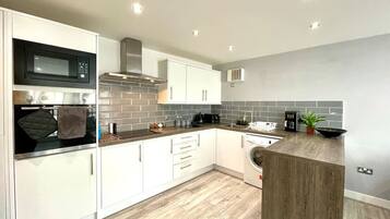 Een koelkast, een magnetron, een oven, een koffiezetapparaat/waterkoker