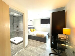 2 室のベッドルーム、デスク、アイロン / アイロン台、WiFi (無料)