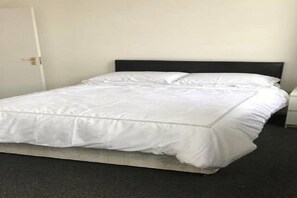 3 habitaciones, tabla de planchar con plancha, wifi y ropa de cama