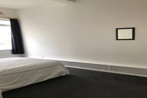 3 habitaciones, tabla de planchar con plancha, wifi y ropa de cama