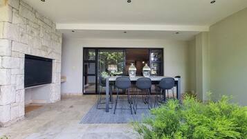 Loft, 3 Bedrooms, Smoking, Balcony | Living area