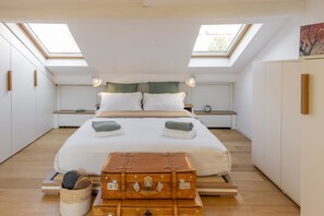 1 chambre, bureau, fer et planche à repasser, lit de bébé portatif