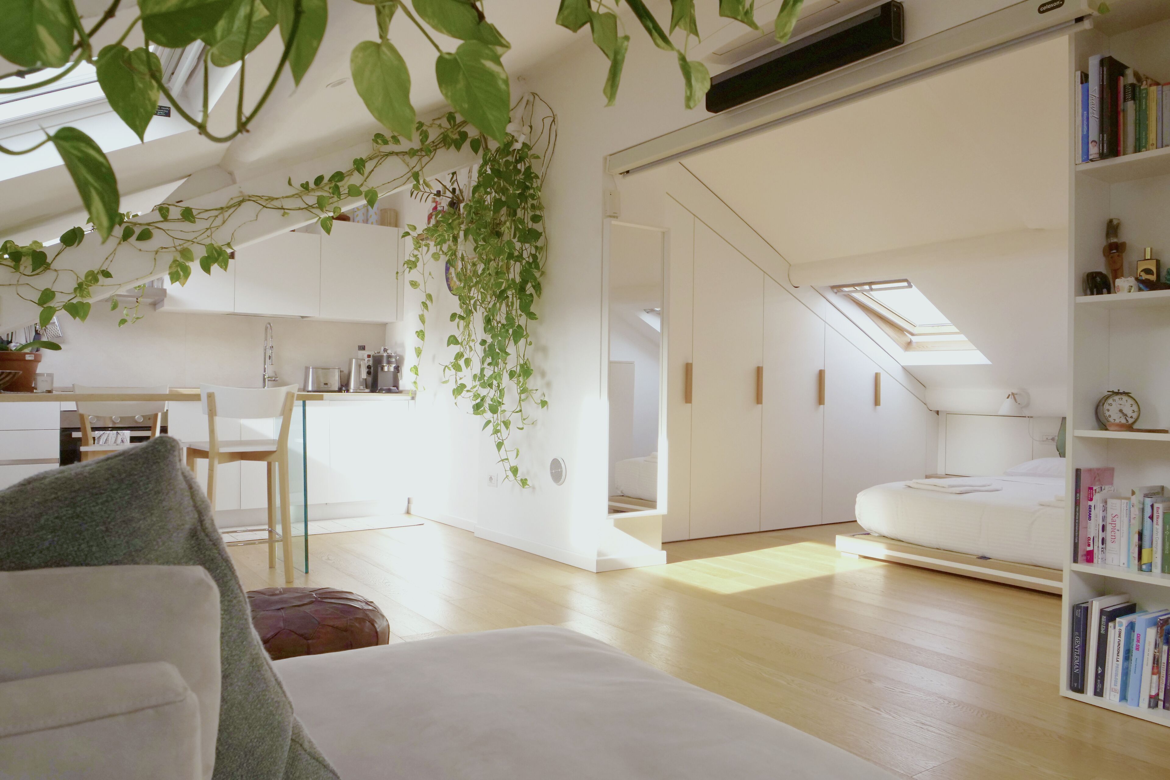 1 sovrum, skrivbord, strykjärn/strykbräda och resesäng