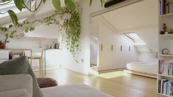 1 sovrum, skrivbord, strykjÀrn/strykbrÀda och resesÀng