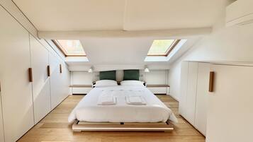 1 slaapkamer, een bureau, een strijkplank/strijkijzer, reisbedje