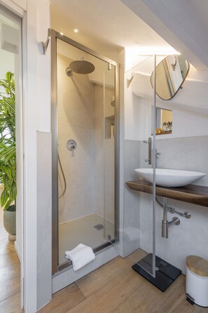 Douche, séchoir à cheveux, bidet, serviettes fournies