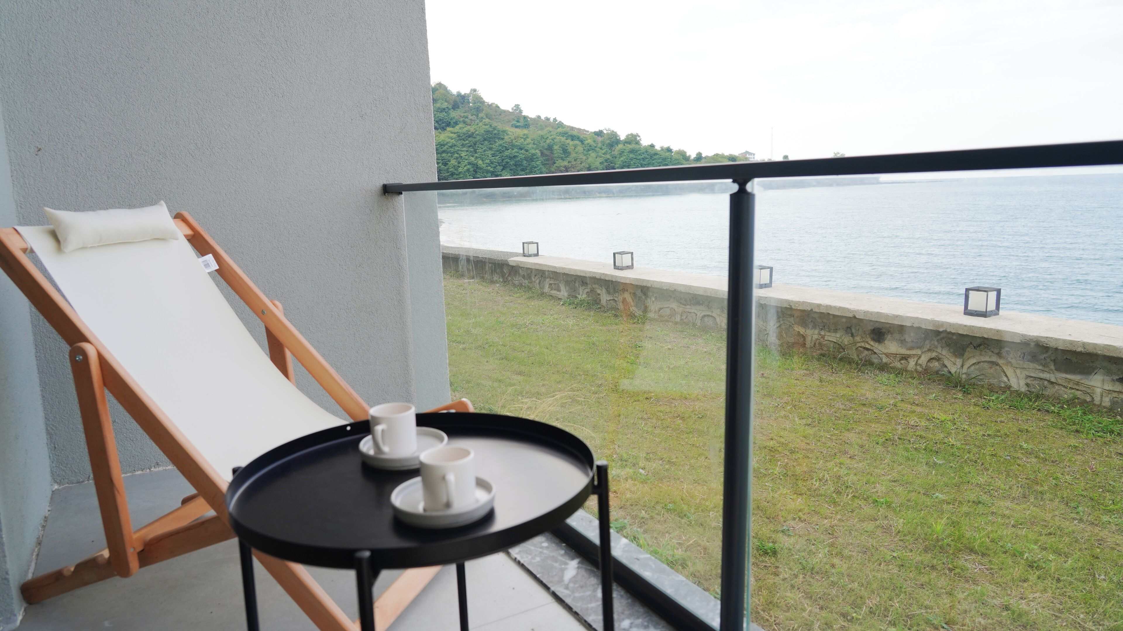 Luxe beddengoed, een minibar, individueel gedecoreerd, een bureau