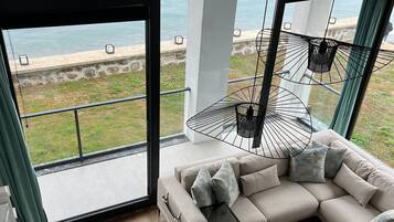 Business-Zimmer, 1 Schlafzimmer, Balkon, Meerblick | 1 Schlafzimmer, hochwertige Bettwaren, Minibar, individuell dekoriert